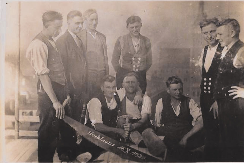 Richtfest Holzhaus 1929 (Schorsch 3 von rechts)